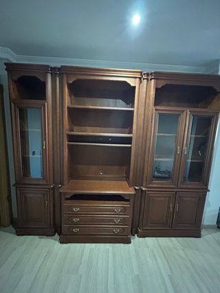 Mueble de madera con vitrina y cajones