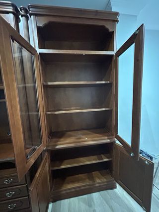 Mueble de madera con vitrina y cajones