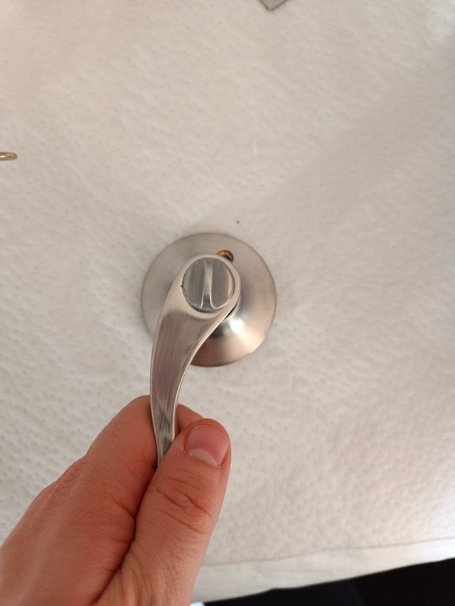 Bombín cerradura puerta con llave y pestillo