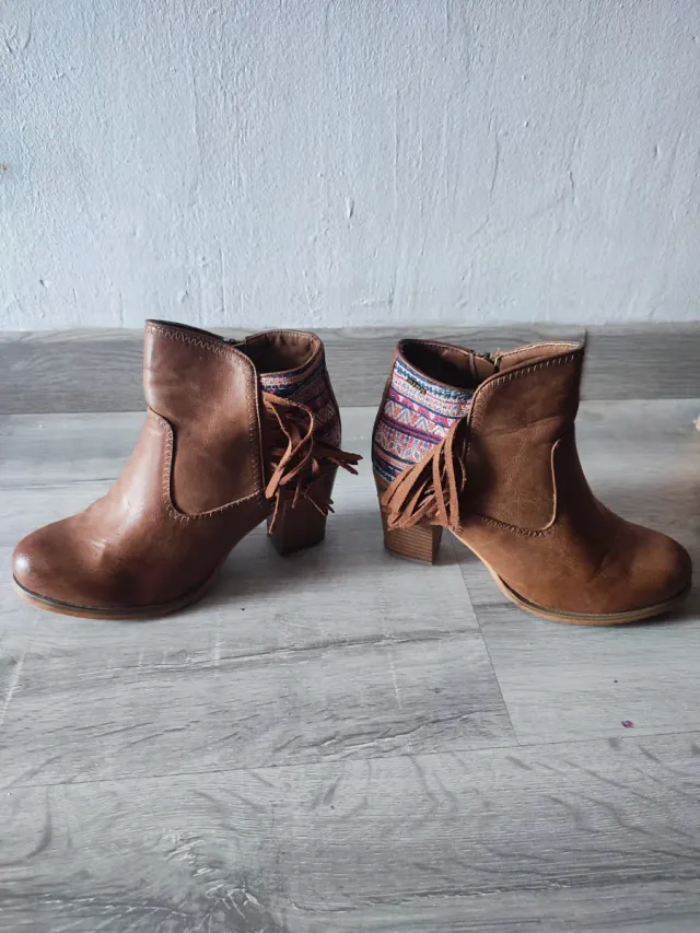 Botines de piel con flecos y estampado