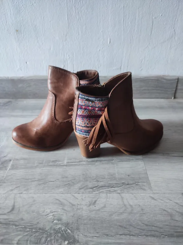 Botines de piel con flecos y estampado