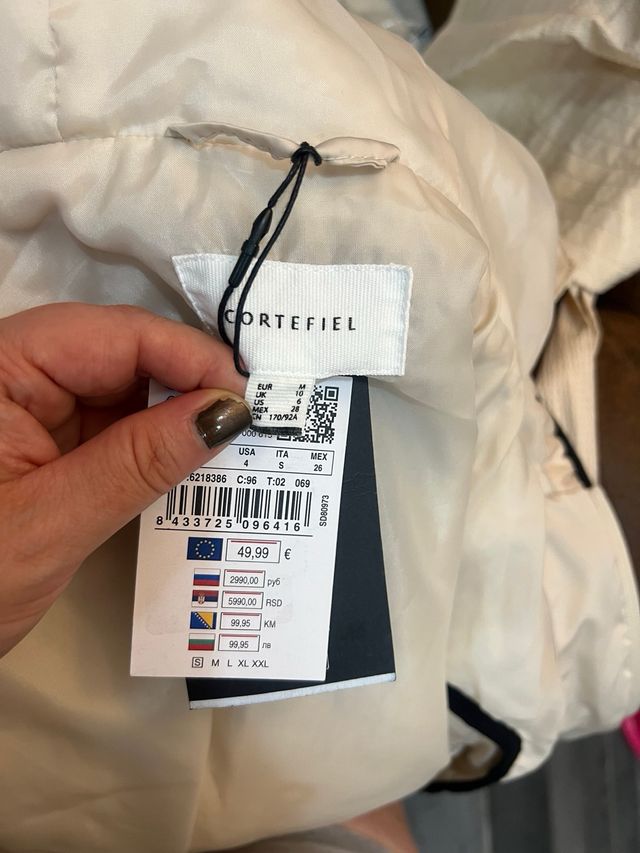 gilet beige dal taglio fedele con etichetta