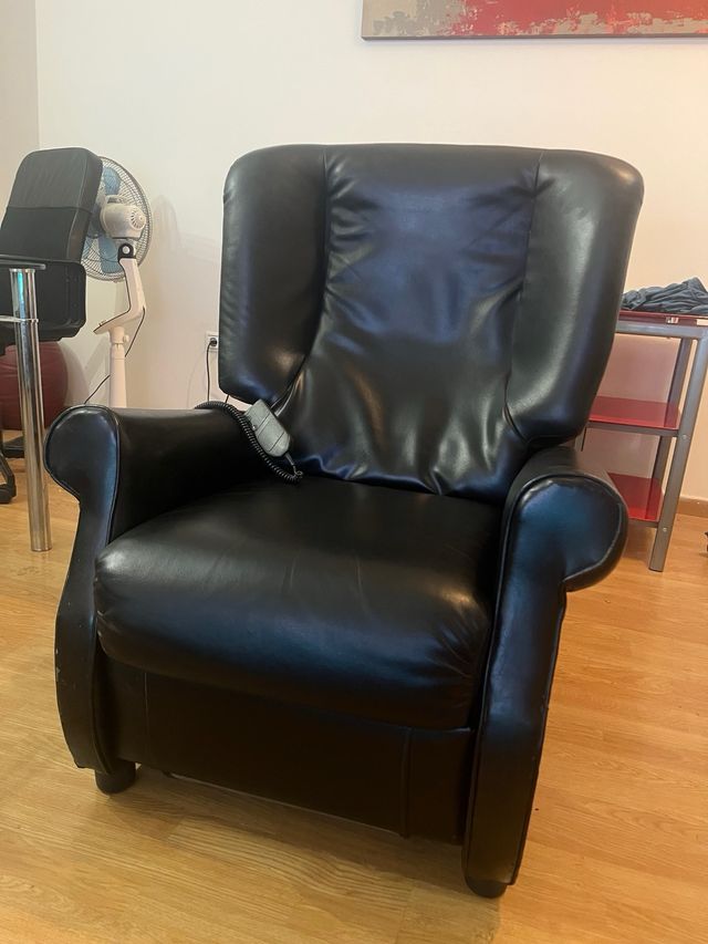 Sillón reclinable de piel negro