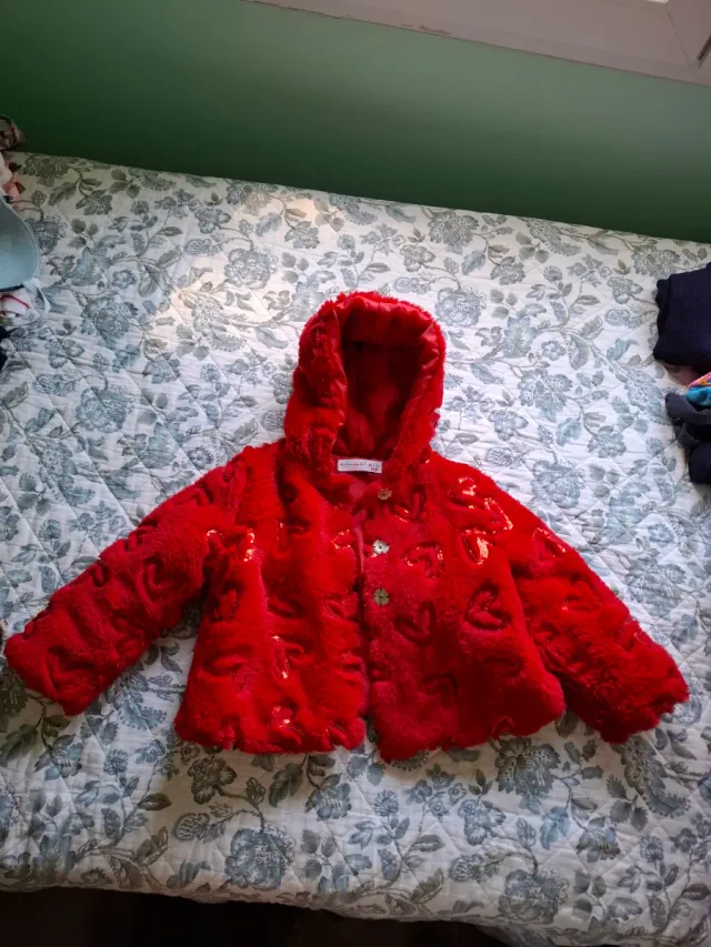 Abrigo rojo de Agatha Ruiz de la Prada