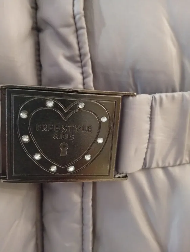 Plumífero plateado niña con cinturón