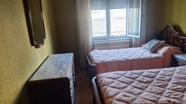 Muebles de dormitorio: 2 camas y cómoda