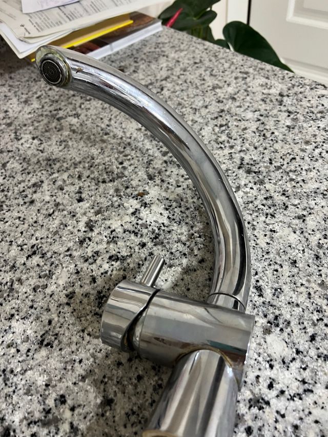 Grifo monomando metálico plateado