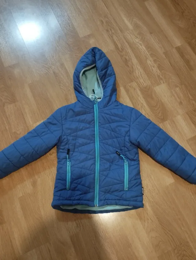 Chaqueta azul acolchada unisex con capucha