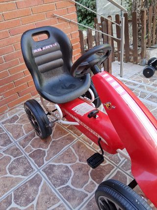 Coche de pedales Abarth rojo