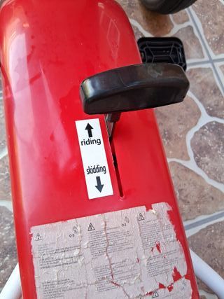 Coche de pedales Abarth rojo