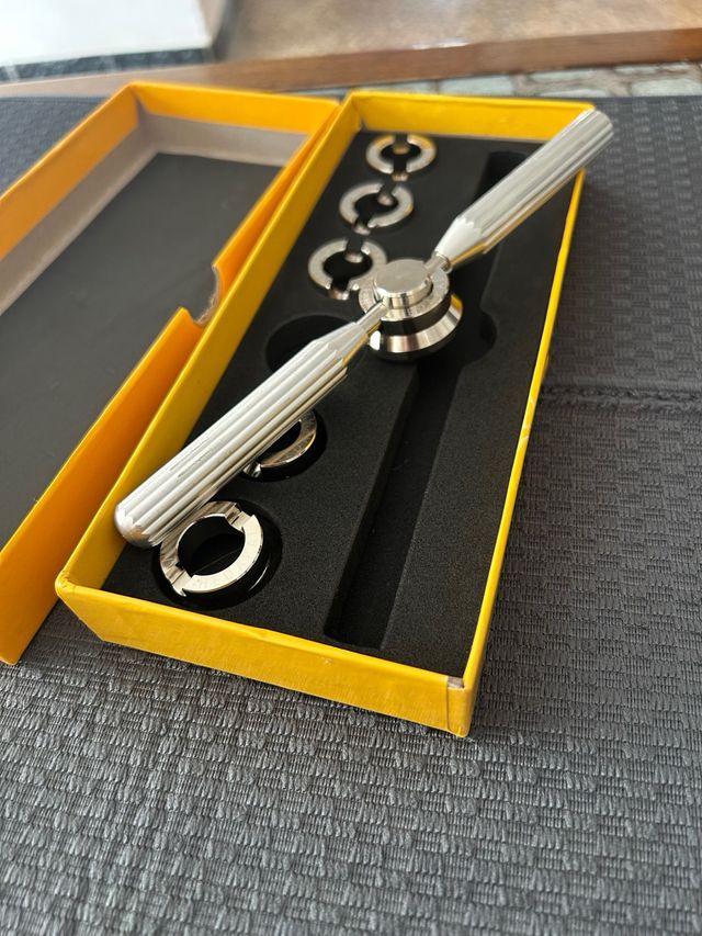 Llave para abrir y cerrar relojes