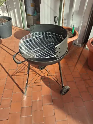 Barbecue a carbonella nero e argento