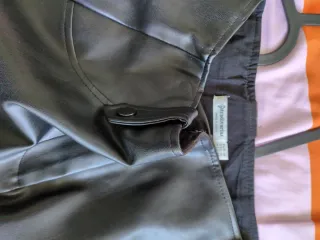 Falda de cuero Stradivarius Talla M