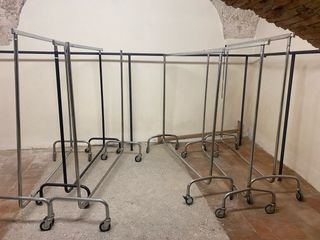 Stand appendiabiti con ruote