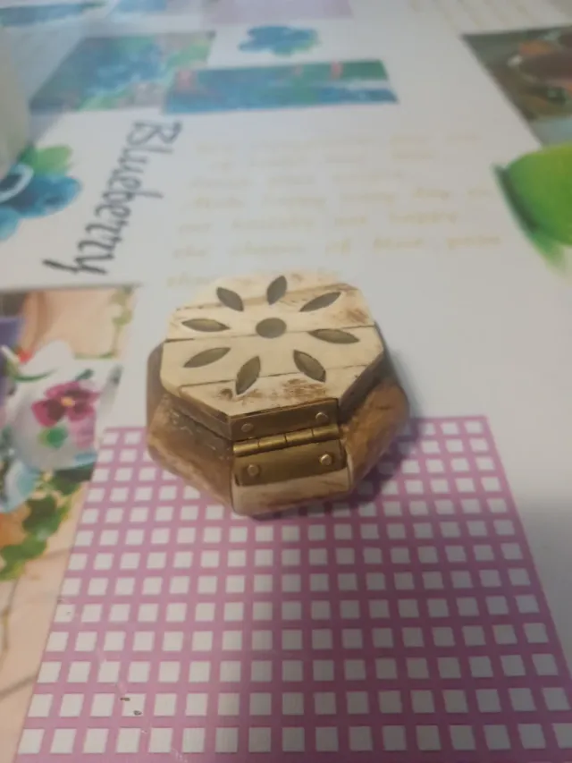 Caja de hueso octogonal decorada