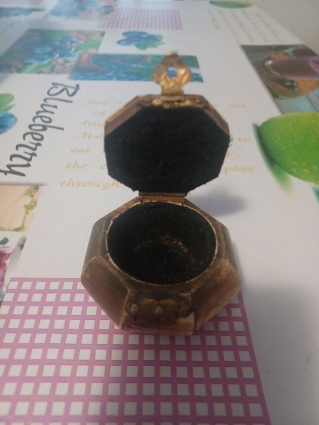 Caja de hueso octogonal decorada