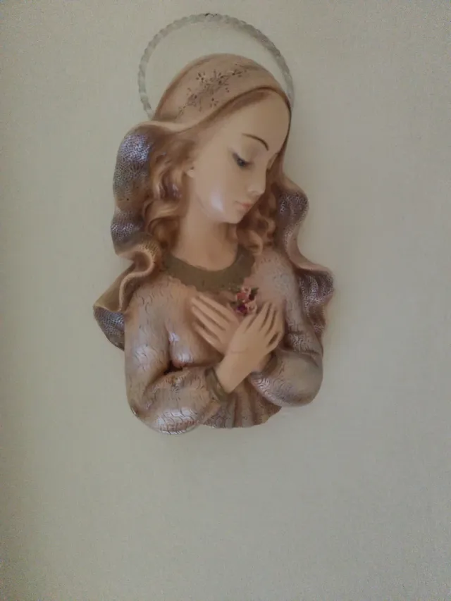 Figura Virgen Decorativa Beige y Dorada