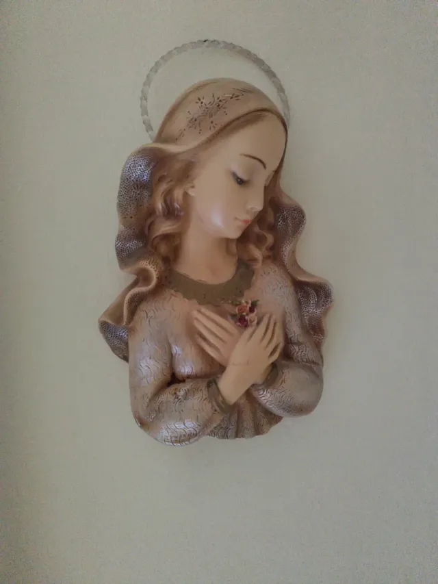 Figura Virgen Decorativa Beige y Dorada