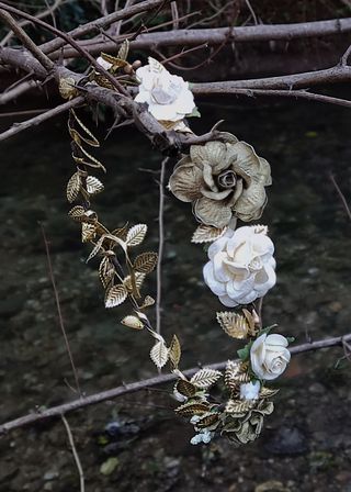 Corona de flores crema y dorada