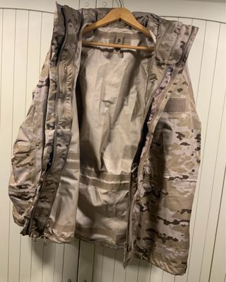 Chaquetón  pixelado árido intemperie con capucha