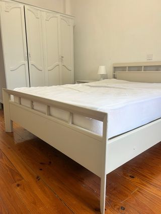 Cómoda blanca estilo vintage
Dos mesitas de noche