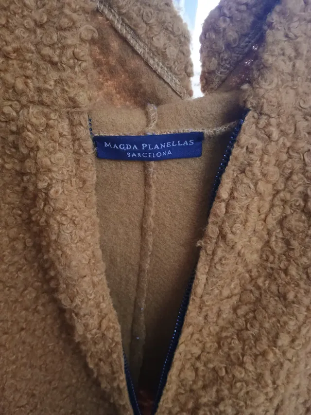 Chaqueta naranja con capucha y cremallera