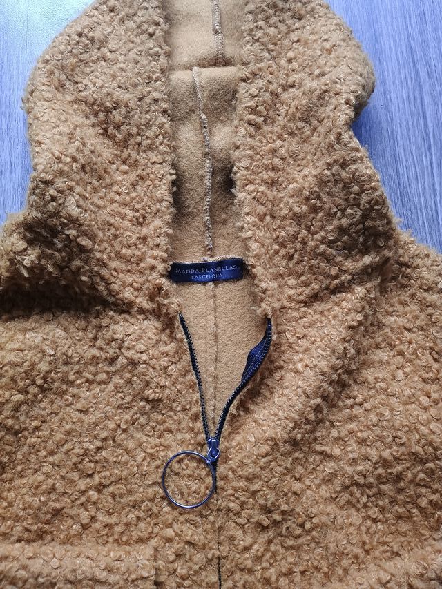 Chaqueta naranja con capucha y cremallera