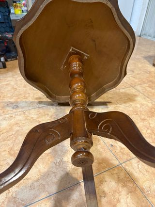 Tavolo in legno con disegno floreale