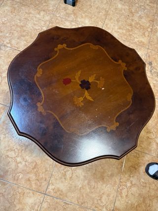 Tavolo in legno con disegno floreale