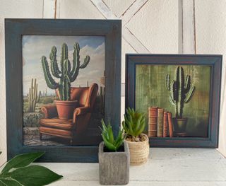 Lote cuadros azules cactus entre libros y sillón