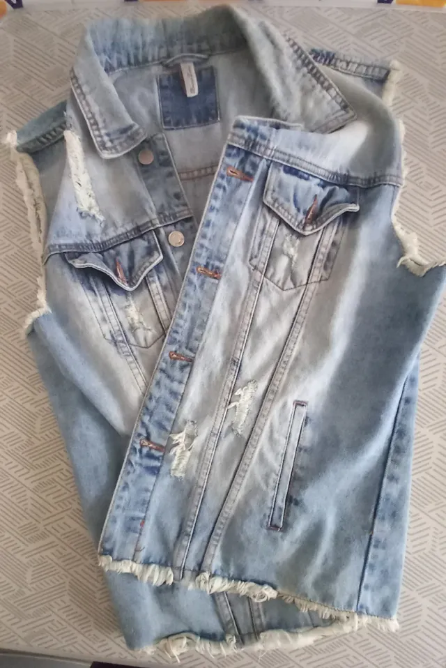 Chaleco vaquero desgastado hombre