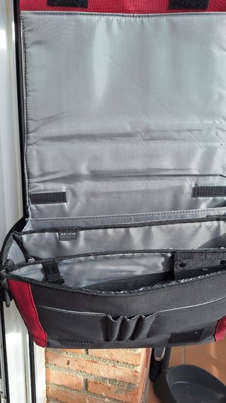 Maletín portátil con varios compartimentos