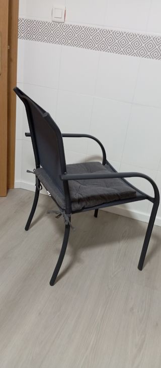 Silla de exterior gris con cojín Nueva