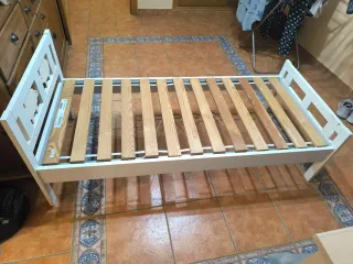 Cama infantil blanca con diseño de ovejas