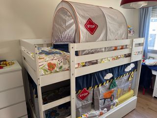 Letto a castello Ikea con decorazione a tunnel regalo e cassetti 