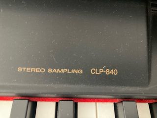 Piano Digital Yamaha Clavinova Marrón