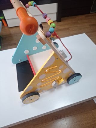 Andador bebé con juegos motricidad