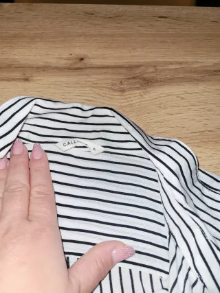 Camicia a righe bianche e nere