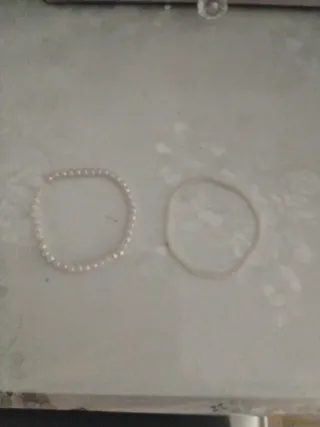 Pulseras elásticas perlas y beige (son grandes)