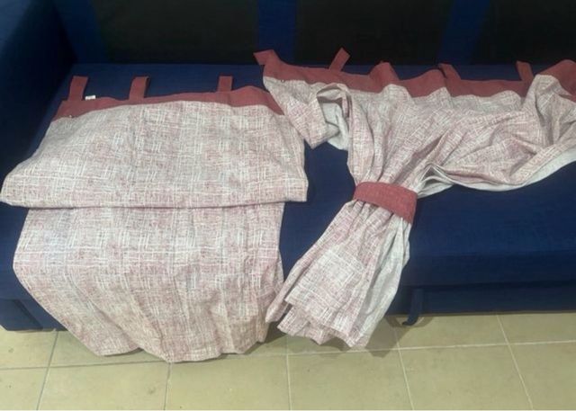 Cortinas de tela rojas y blancas