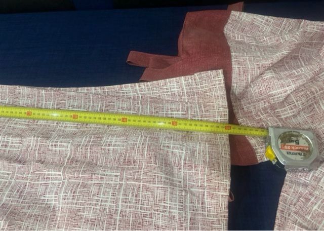 Cortinas de tela rojas y blancas