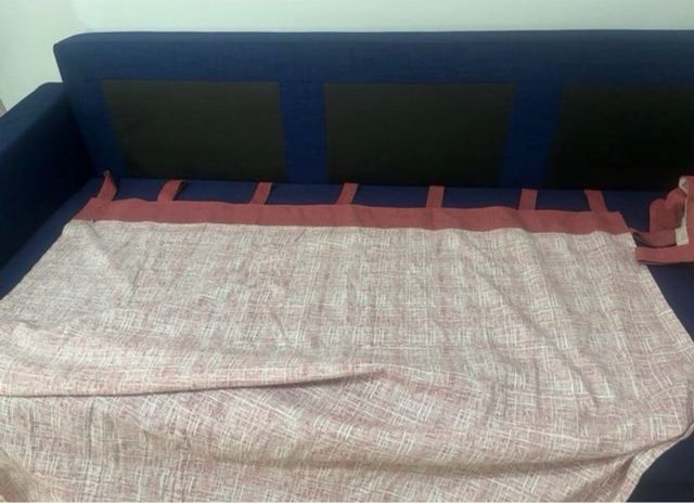 Cortinas de tela rojas y blancas