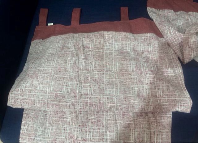 Cortinas de tela rojas y blancas