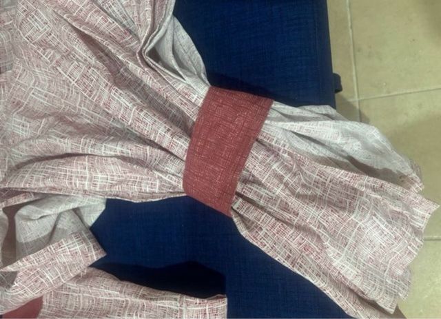 Cortinas de tela rojas y blancas