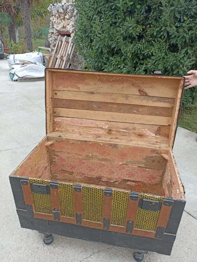 Baúl antiguo de madera y metal