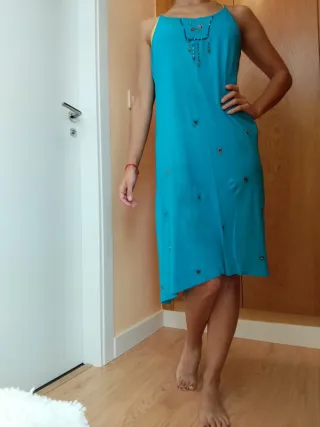 Vestido playero azul con abalorios