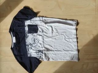 Camiseta azul y blanca con estampado