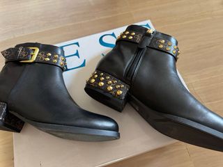 Botines Guess Mujer Negros y Dorados