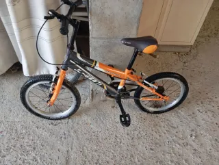 Bicicleta infantil naranja y gris