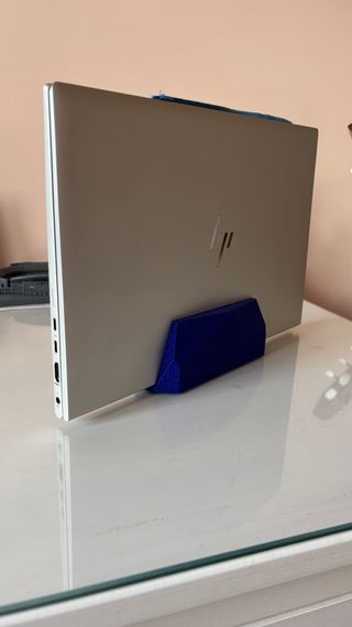 Soporte vertical para portátil o tablet